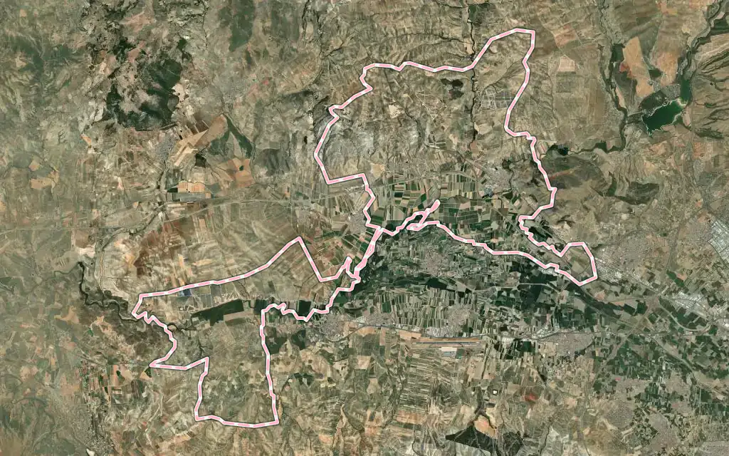 Vista satélite de Pinos-Puente con su contorno administrativo