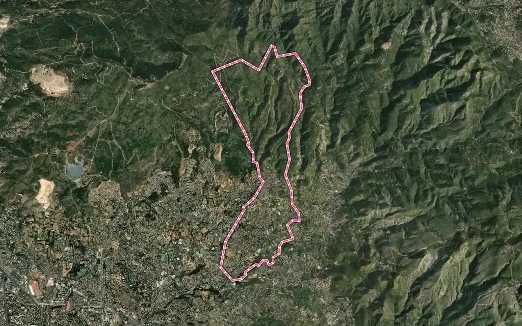 Vue satellite de Plan-de-Cuques avec ses contours administratifs