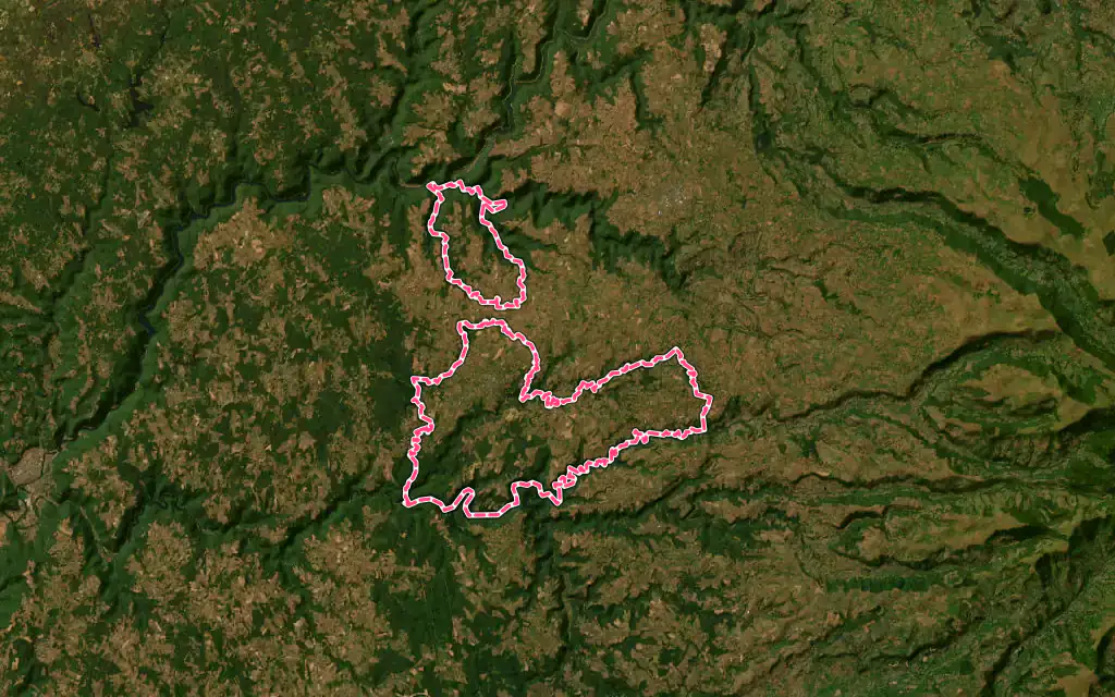 Vue satellite de Pleaux avec ses contours administratifs