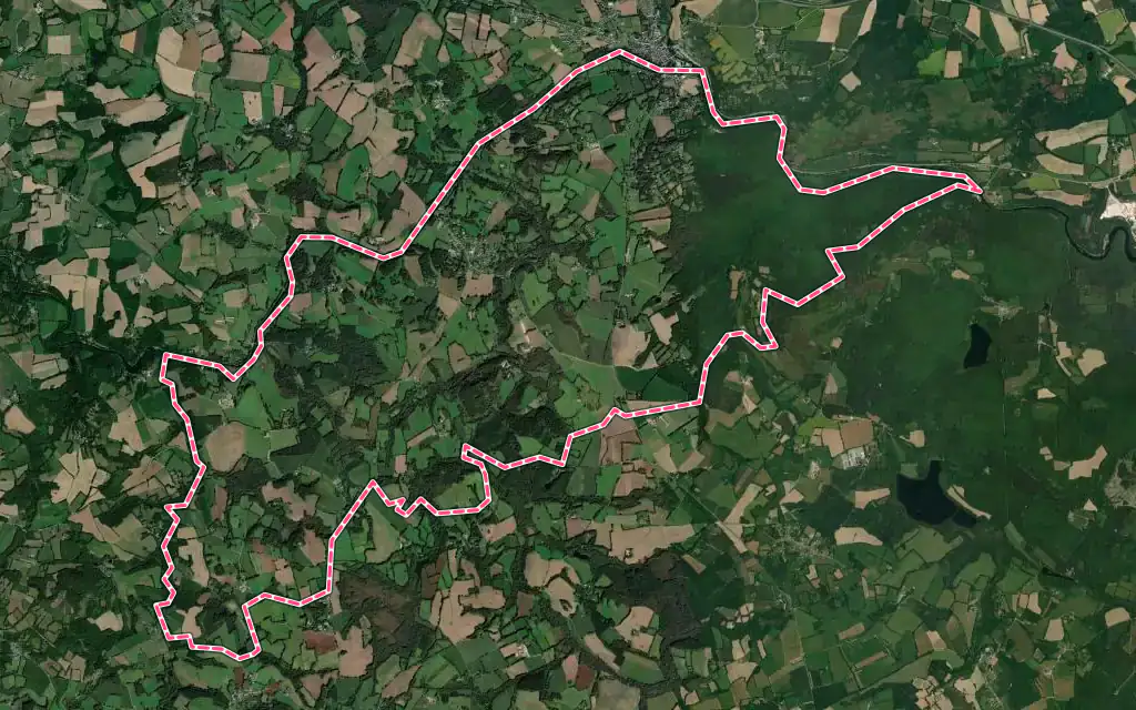 Vue satellite de Plélauff avec ses contours administratifs