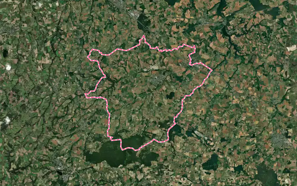 Vue satellite de Plénée-Jugon avec ses contours administratifs