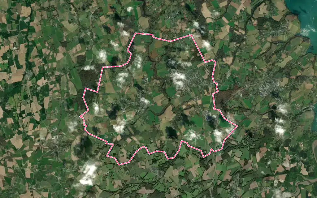 Vue satellite de Pleslin-Trigavou avec ses contours administratifs
