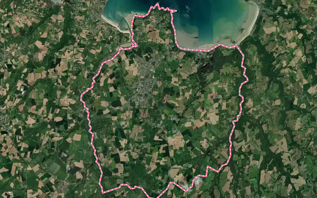 Vue satellite de Plestin-les-Grèves avec ses contours administratifs