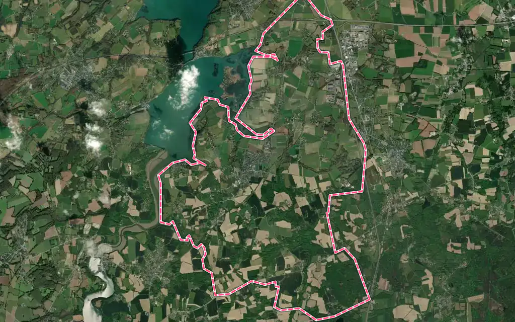 Vue satellite de Pleudihen-sur-Rance avec ses contours administratifs