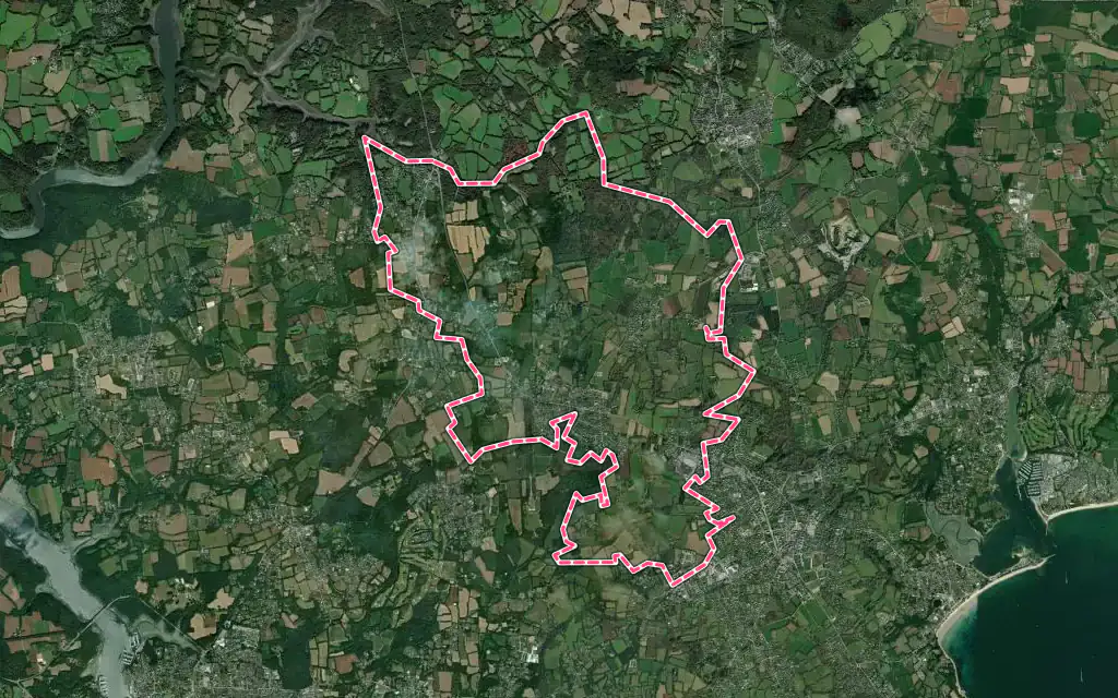 Vue satellite de Pleuven avec ses contours administratifs