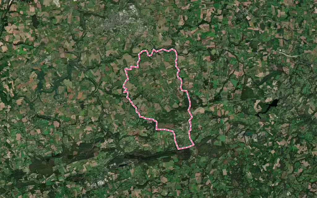 Vue satellite de Plévin avec ses contours administratifs