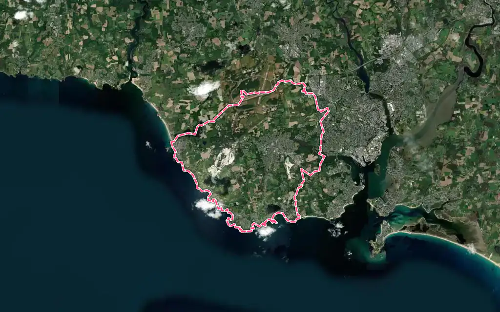 Vue satellite de Ploemeur avec ses contours administratifs