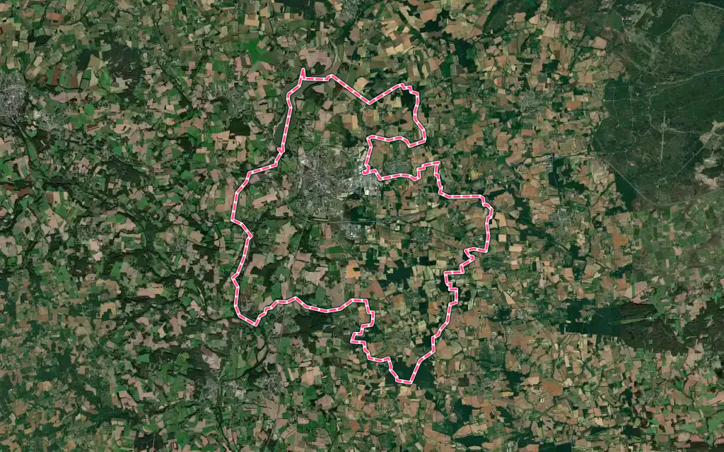 Vue satellite de Ploërmel avec ses contours administratifs