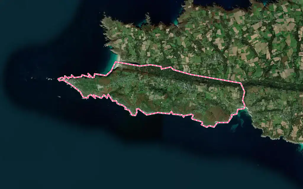 Vue satellite de Plogoff avec ses contours administratifs