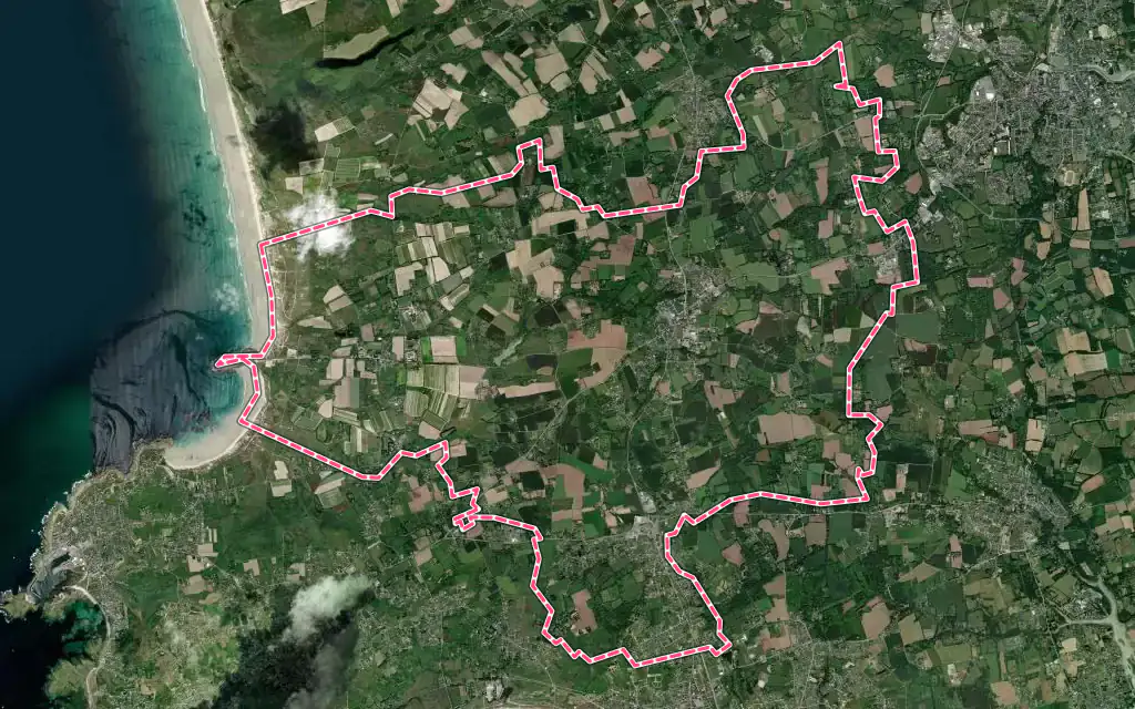 Vue satellite de Plomeur avec ses contours administratifs
