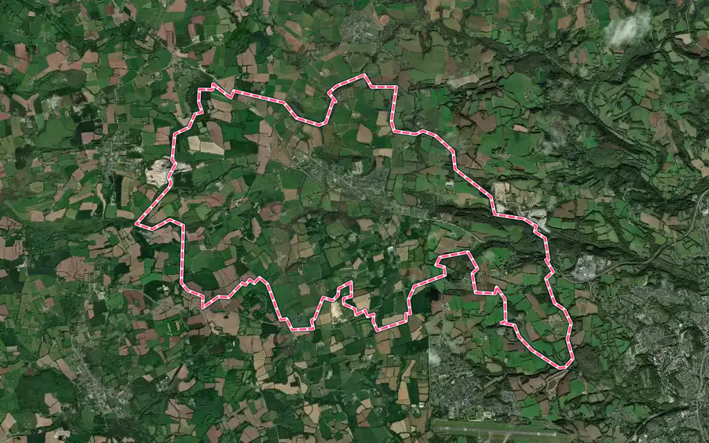 Vue satellite de Plonéis avec ses contours administratifs