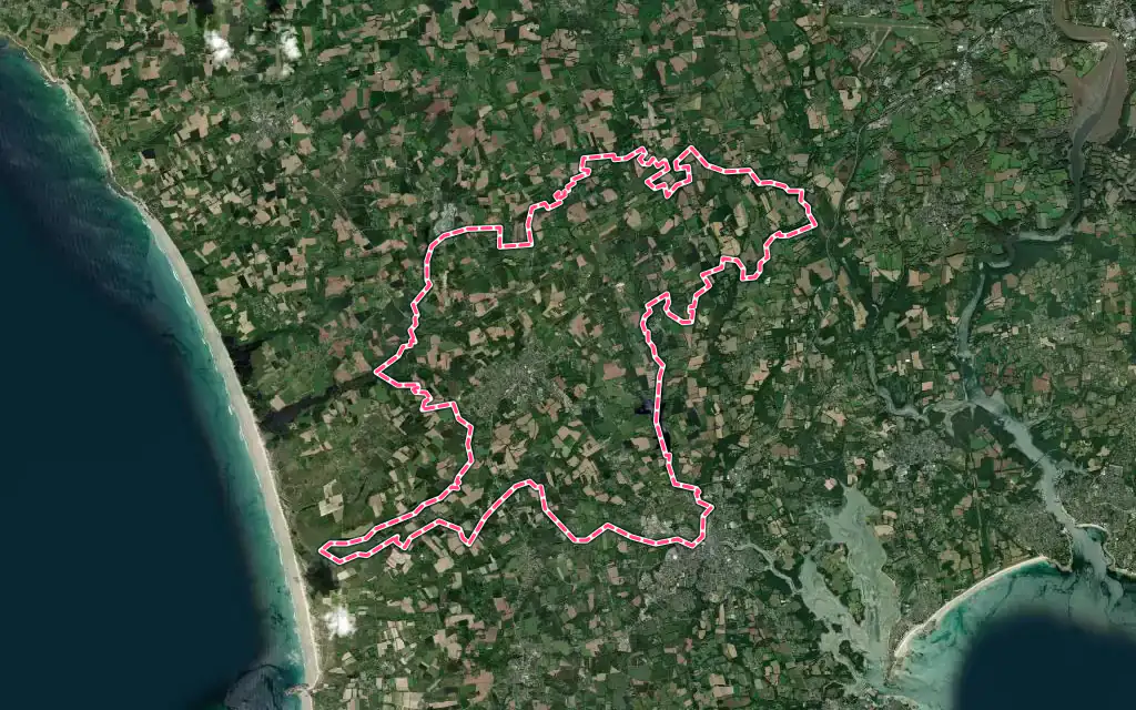 Vue satellite de Plonéour-Lanvern avec ses contours administratifs