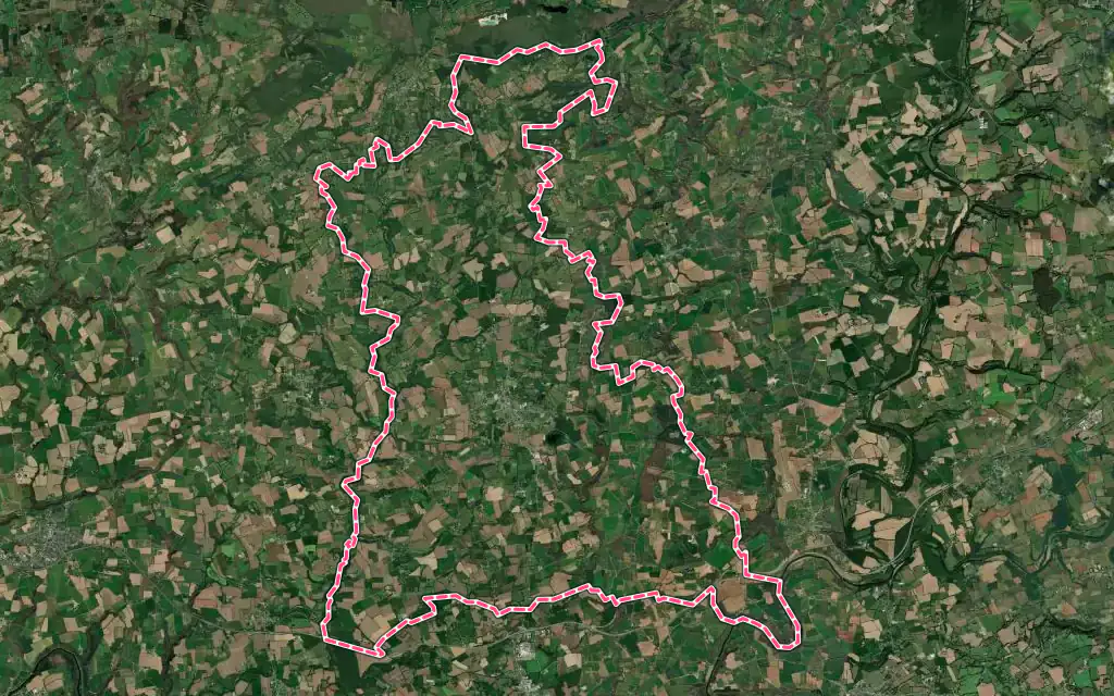 Vue satellite de Plonévez-du-Faou avec ses contours administratifs
