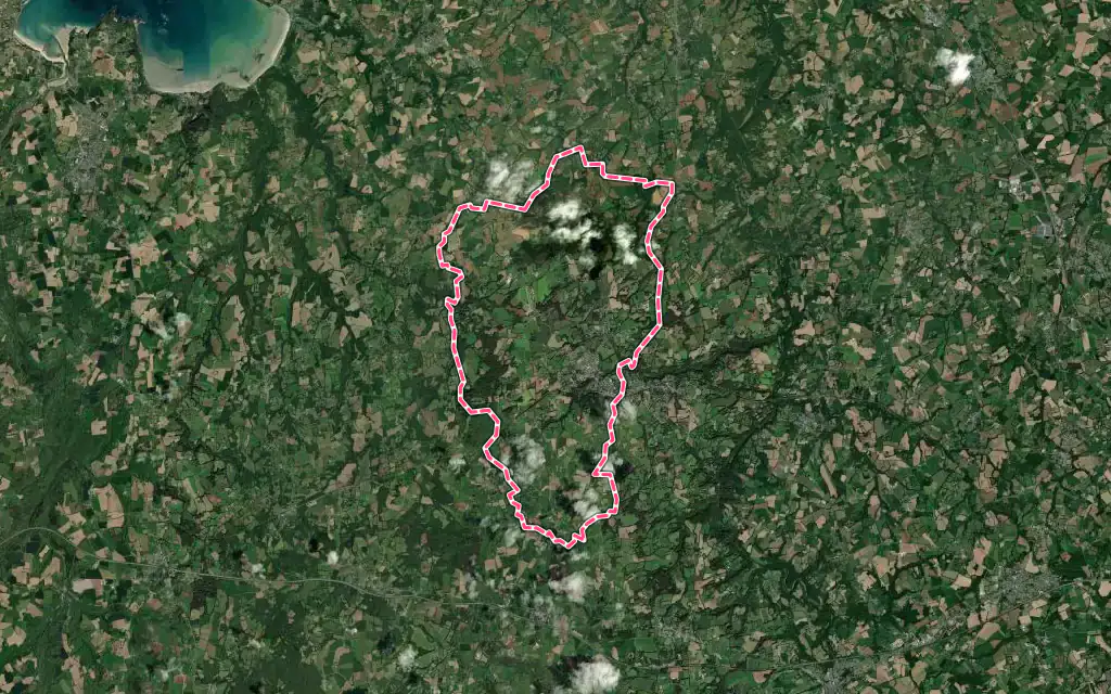 Vue satellite de Plouaret avec ses contours administratifs