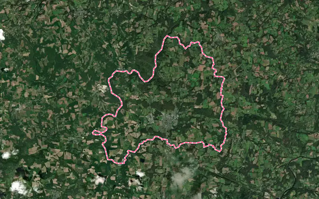 Vue satellite de Plouay avec ses contours administratifs