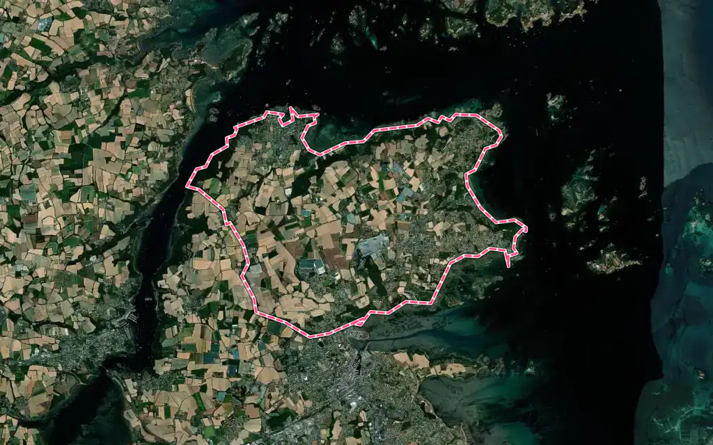 Vue satellite de Ploubazlanec avec ses contours administratifs