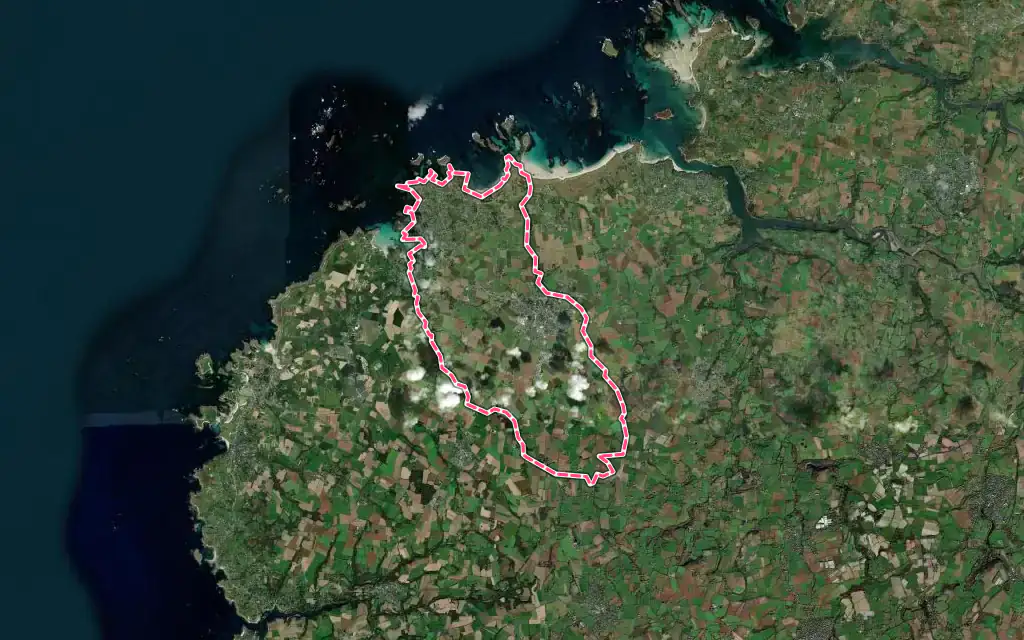 Vue satellite de Ploudalmézeau avec ses contours administratifs