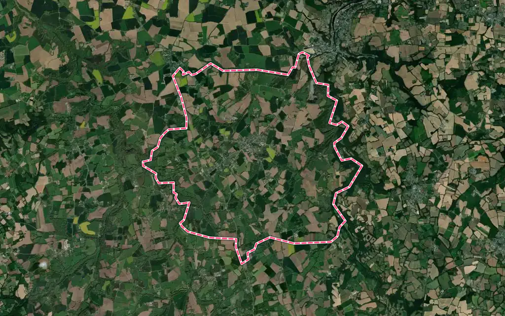 Vue satellite de Plouëc-du-Trieux avec ses contours administratifs