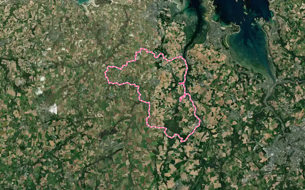 Vue satellite de Plouénan avec ses contours administratifs