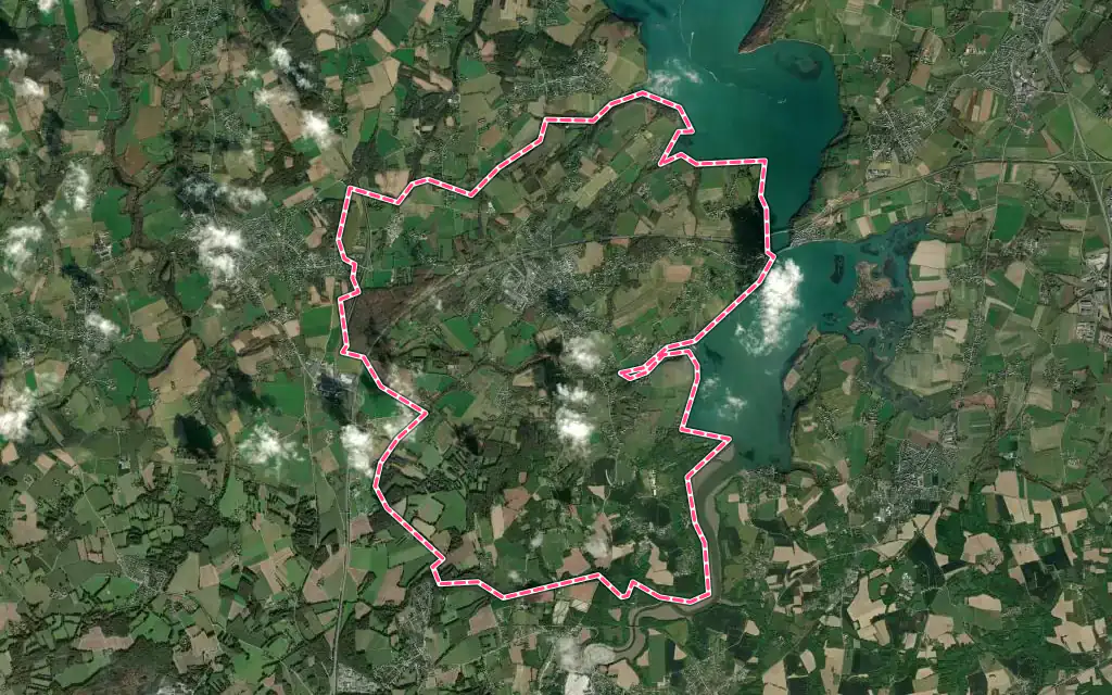 Vue satellite de Plouër-sur-Rance avec ses contours administratifs