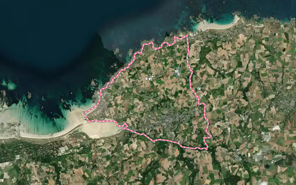 Vue satellite de Plouescat avec ses contours administratifs