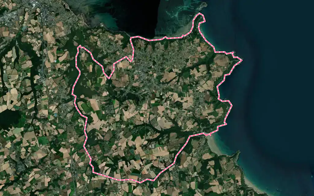 Vue satellite de Plouézec avec ses contours administratifs