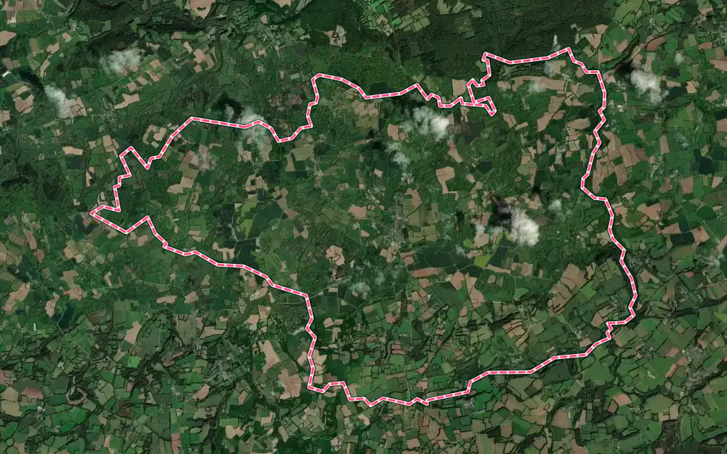 Vue satellite de Plougonver avec ses contours administratifs