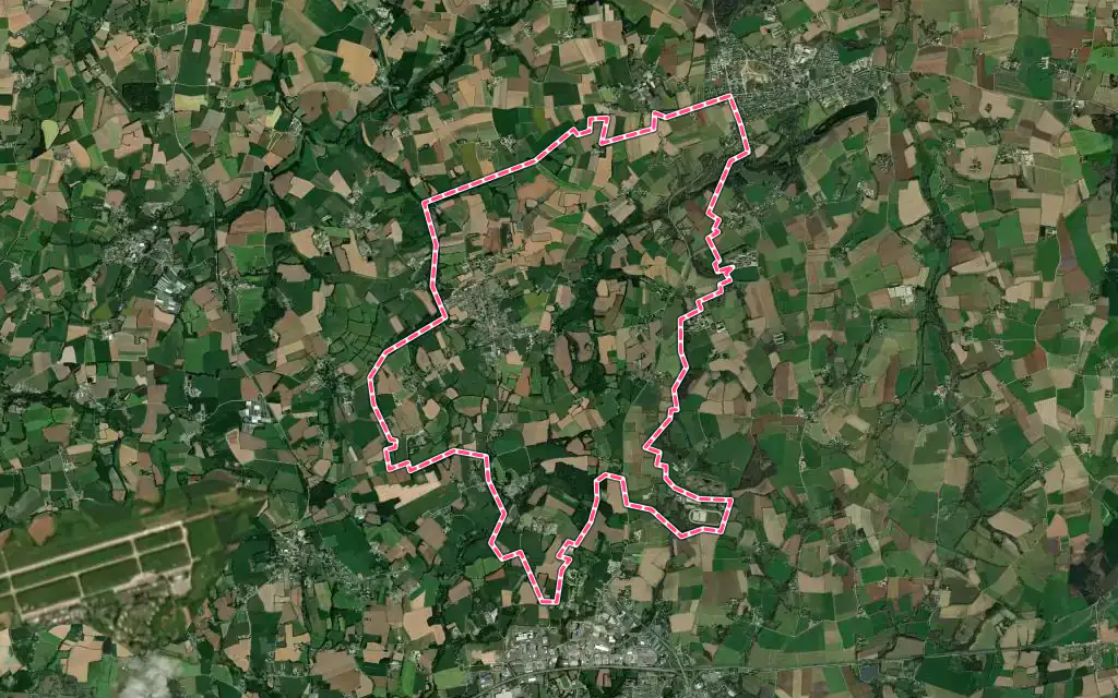 Vue satellite de Plougourvest avec ses contours administratifs