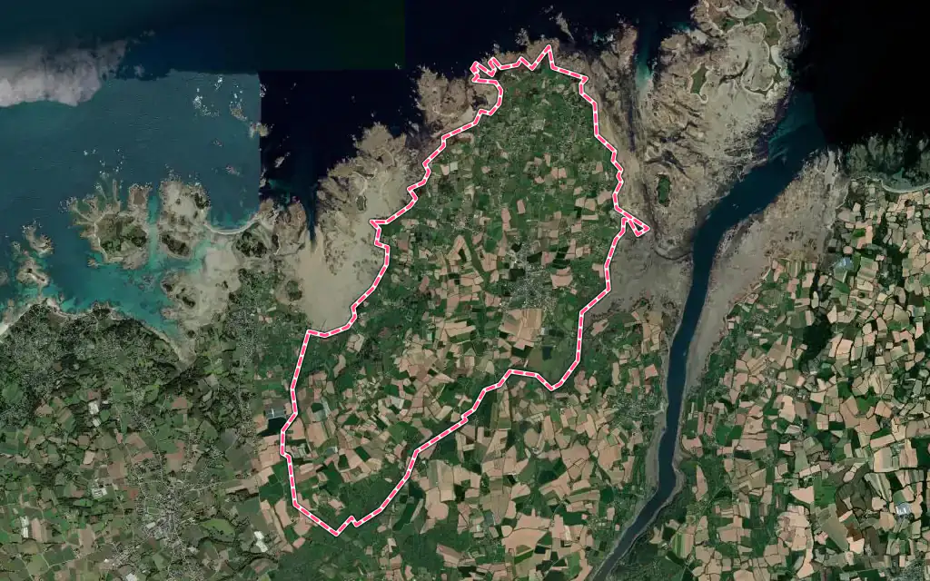 Vue satellite de Plougrescant avec ses contours administratifs