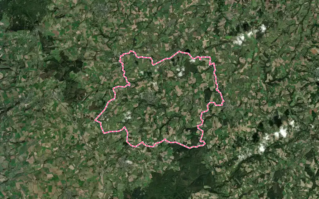 Vue satellite de Plouguenast-Langast avec ses contours administratifs