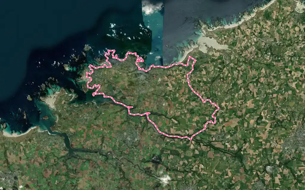 Vue satellite de Plouguerneau avec ses contours administratifs