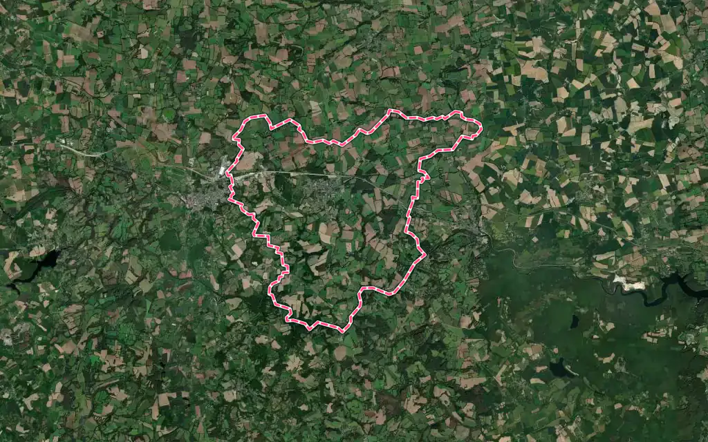 Vue satellite de Plouguernével avec ses contours administratifs