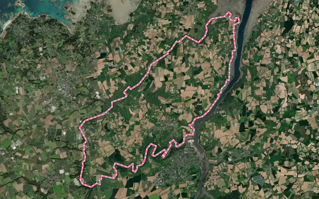 Vue satellite de Plouguiel avec ses contours administratifs