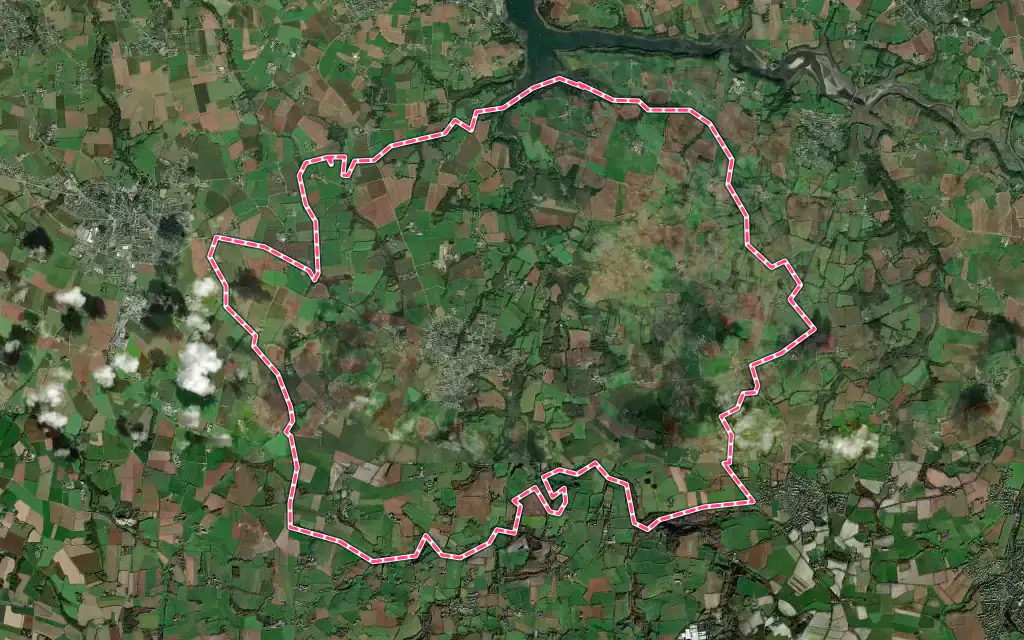 Vue satellite de Plouguin avec ses contours administratifs