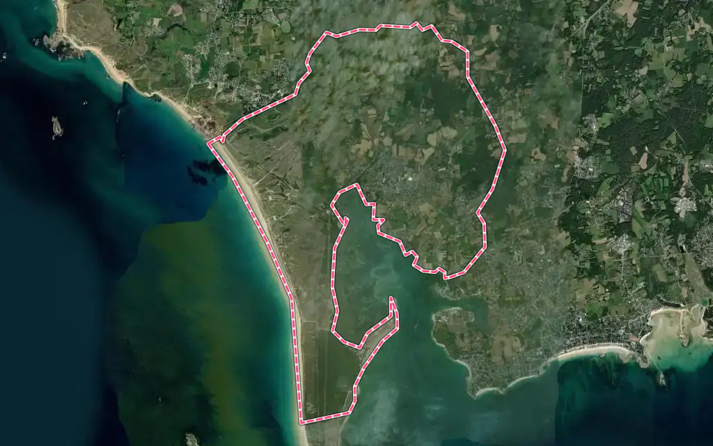 Vue satellite de Plouharnel avec ses contours administratifs