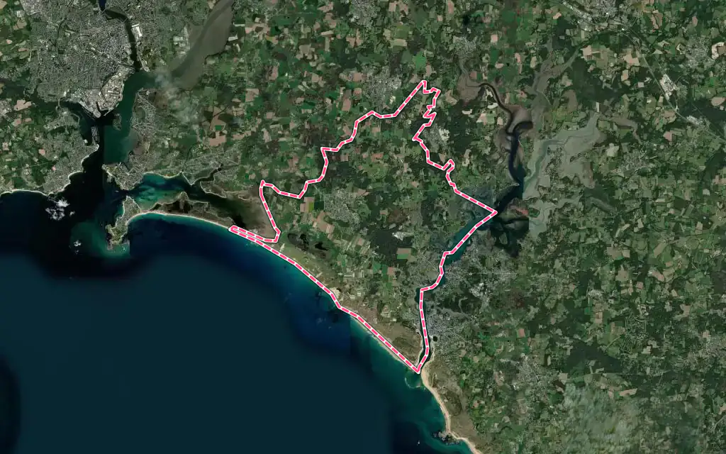 Vue satellite de Plouhinec avec ses contours administratifs