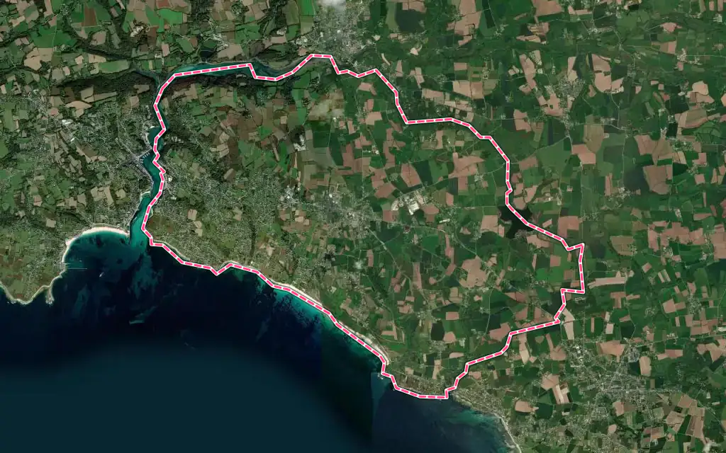 Vue satellite de Plouhinec avec ses contours administratifs