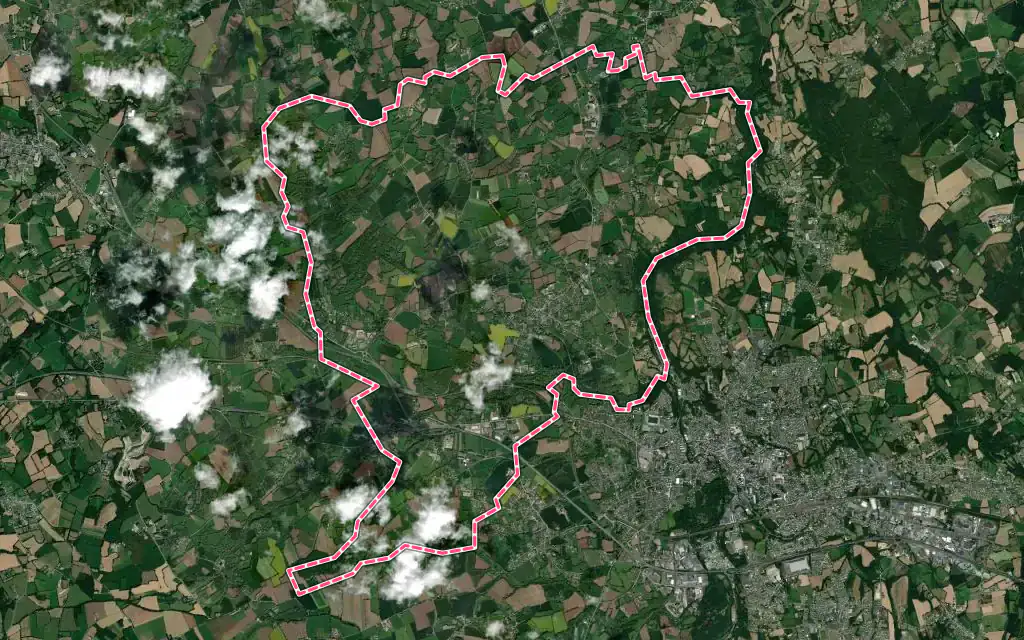 Vue satellite de Plouisy avec ses contours administratifs