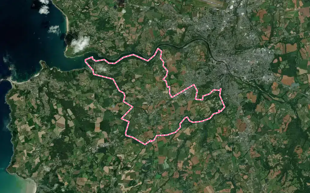 Vue satellite de Ploulec'h avec ses contours administratifs