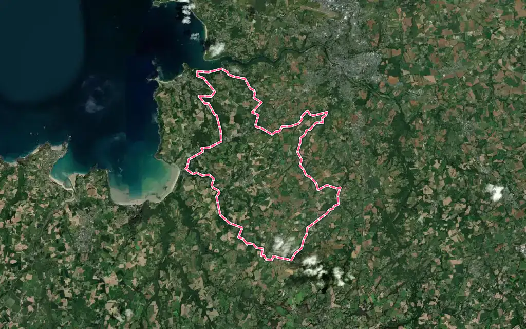 Vue satellite de Ploumilliau avec ses contours administratifs