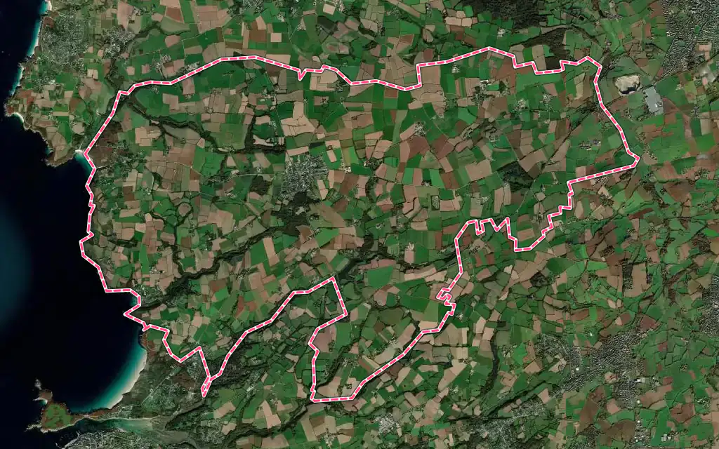 Vue satellite de Ploumoguer avec ses contours administratifs
