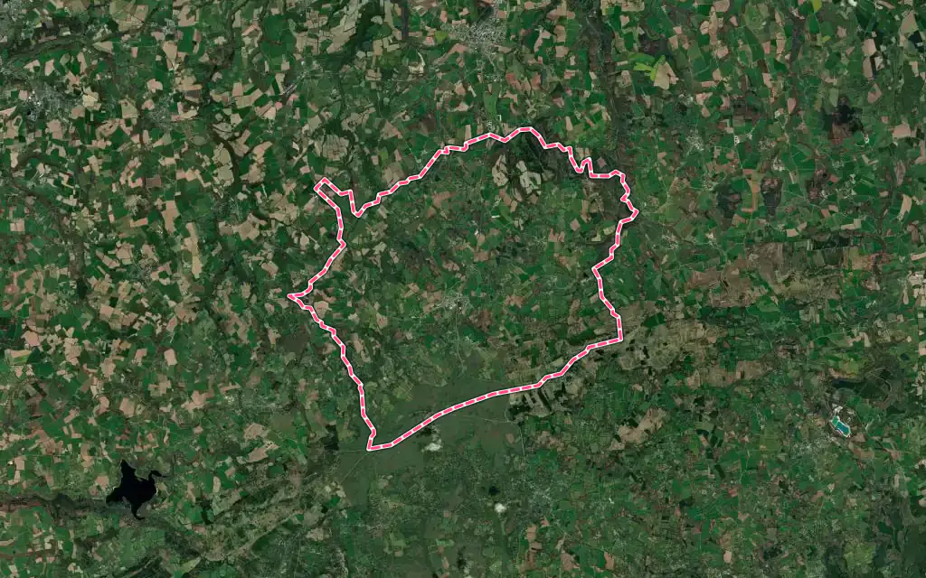 Vue satellite de Plounéour-Ménez avec ses contours administratifs