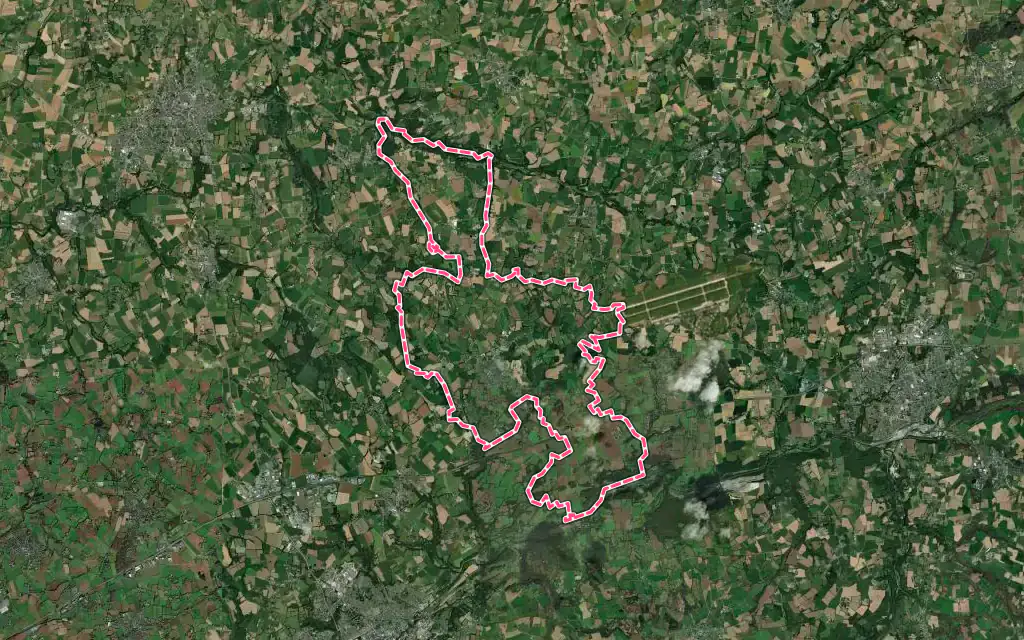 Vue satellite de Plounéventer avec ses contours administratifs