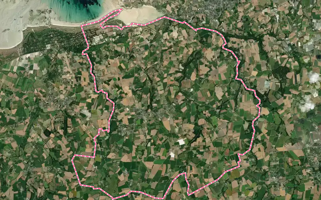 Vue satellite de Plounévez-Lochrist avec ses contours administratifs
