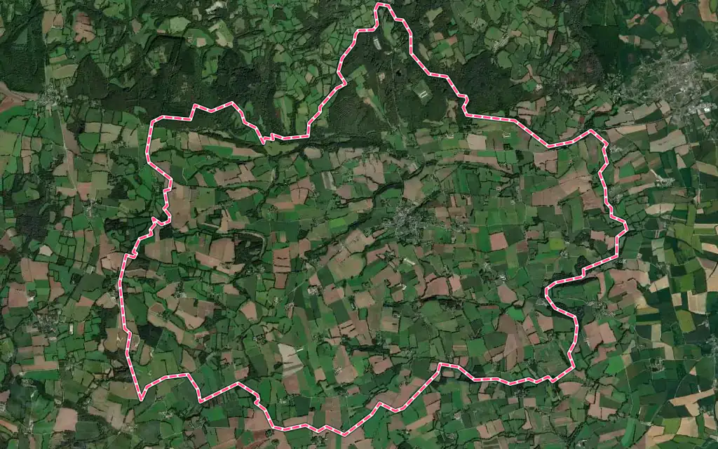 Vue satellite de Plounévez-Quintin avec ses contours administratifs