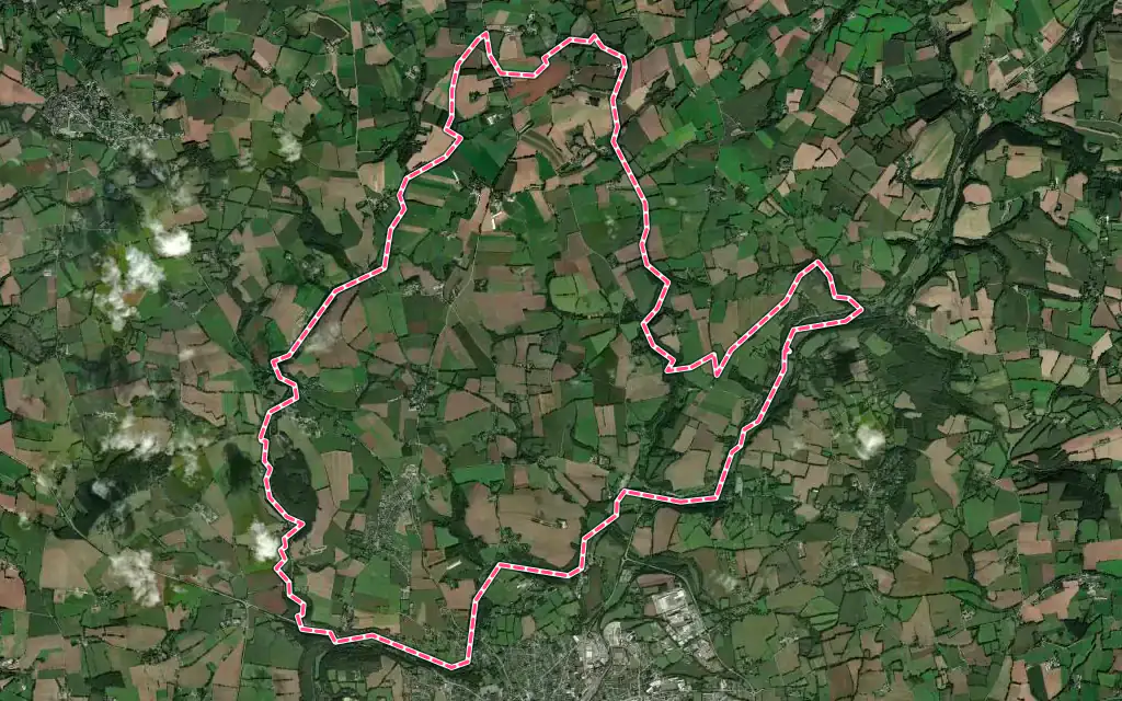 Vue satellite de Plounévézel avec ses contours administratifs