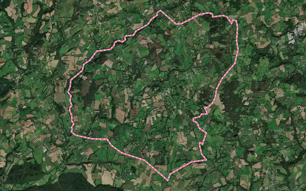 Vue satellite de Plourac'h avec ses contours administratifs