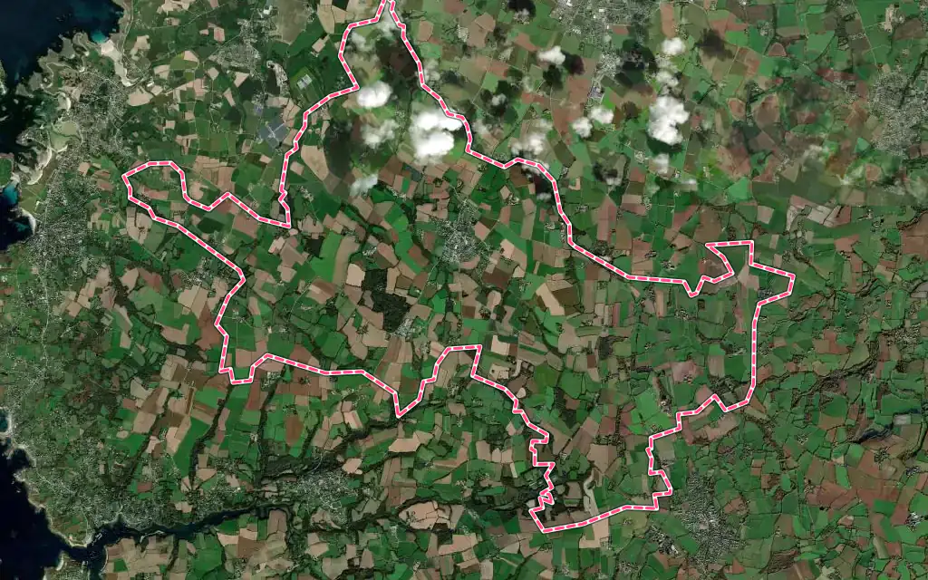 Vue satellite de Plourin avec ses contours administratifs