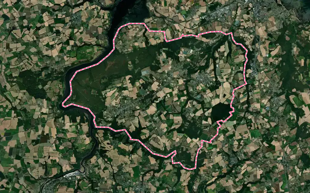 Vue satellite de Plourivo avec ses contours administratifs