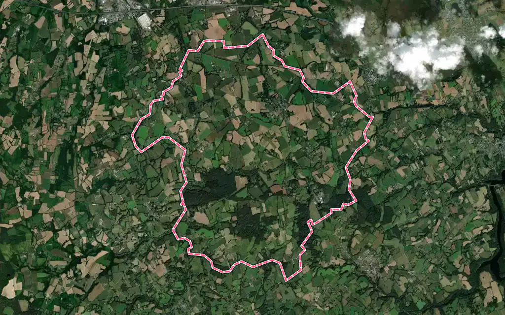 Vue satellite de Plouvara avec ses contours administratifs